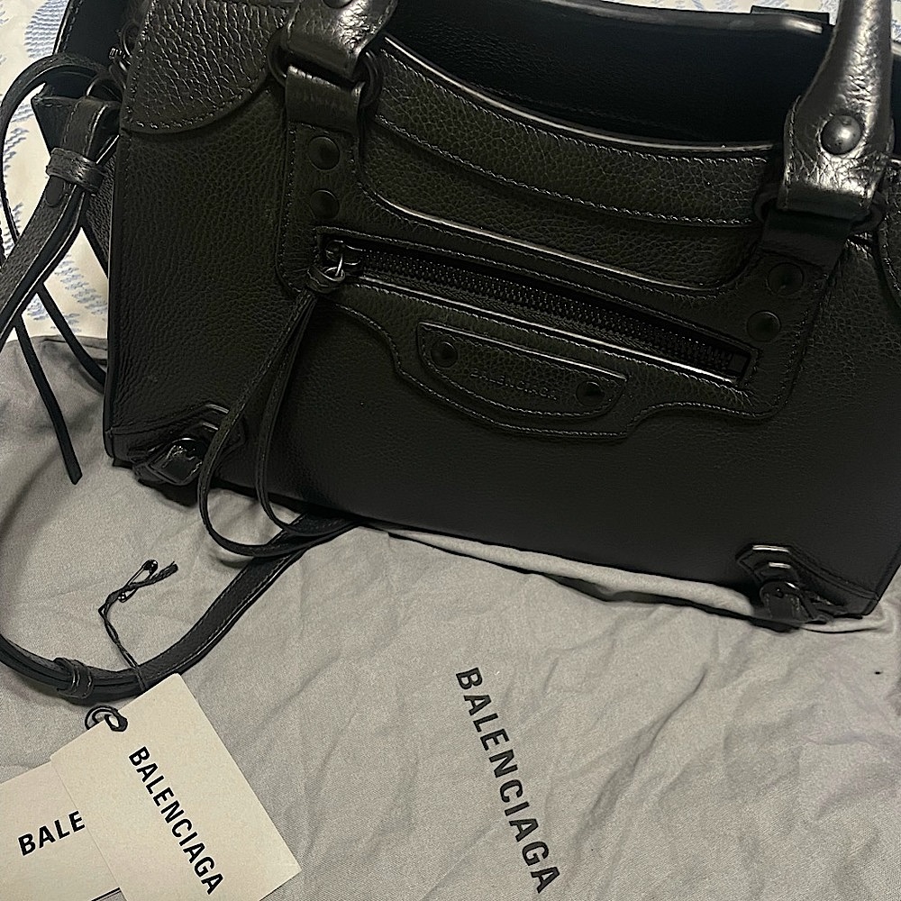 BALENCIAGA Neo Classic City Handbag 

Comes With 
- Dust bag
- Adjustable strap